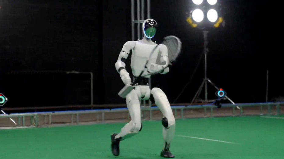 Robot plays tennis with humans in real time